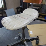 職人さん専用椅子①職人さんの作業しやすいように自作で全て作った唯一無二の特注品☆椅子の部分は残念ながらカバーされてますが背もたれと同じ材質で美しい仕上がりとなっております!